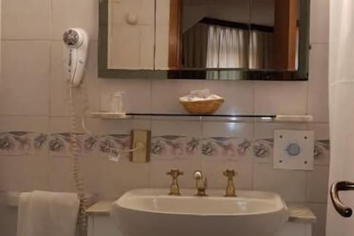 Room 16 of 28