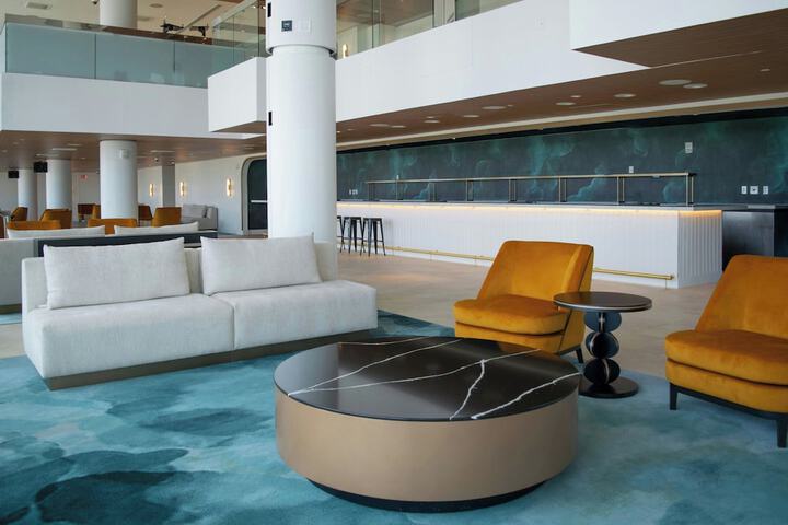 Lounge 79 of 102