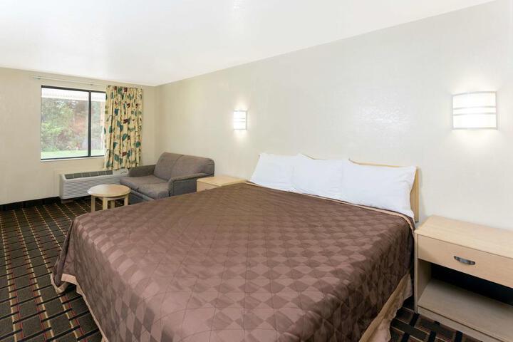1 King Bed (15 of 17)
