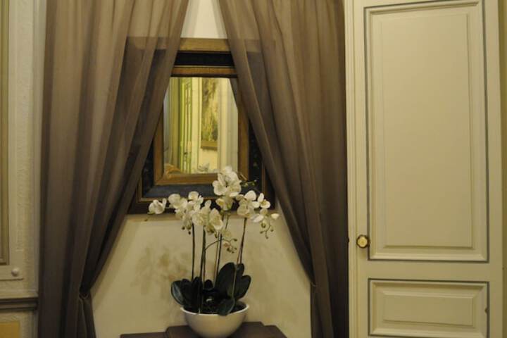 Ballroom/Hall 117 of 128