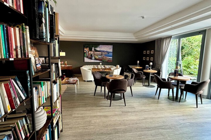 Lounge 65 of 119