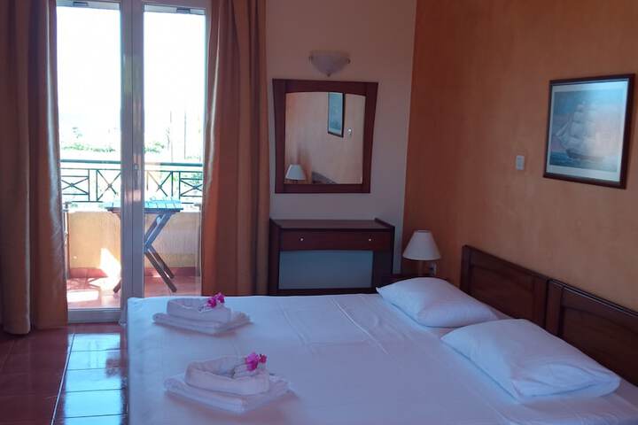 Room 6 of 12