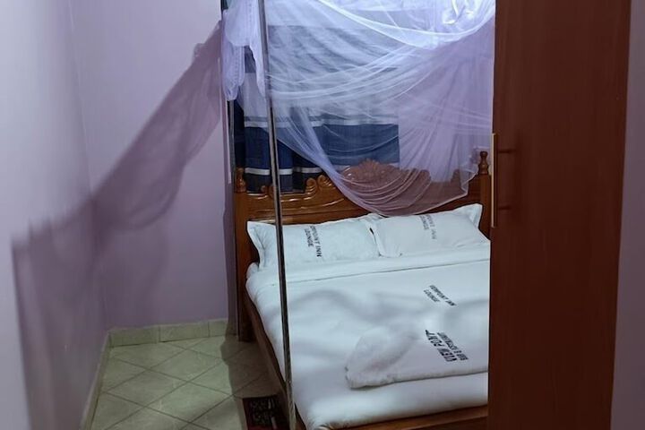 Room 8 of 25