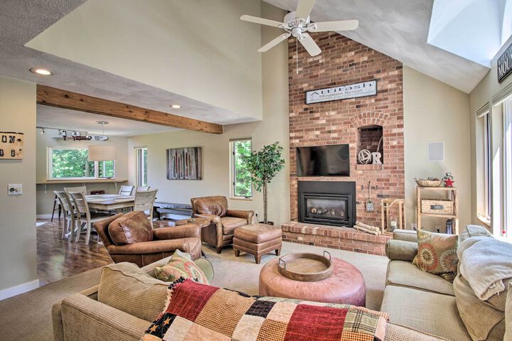 Bartlett Condo w / Mtn-view Deck 1 Mi to Skiing!