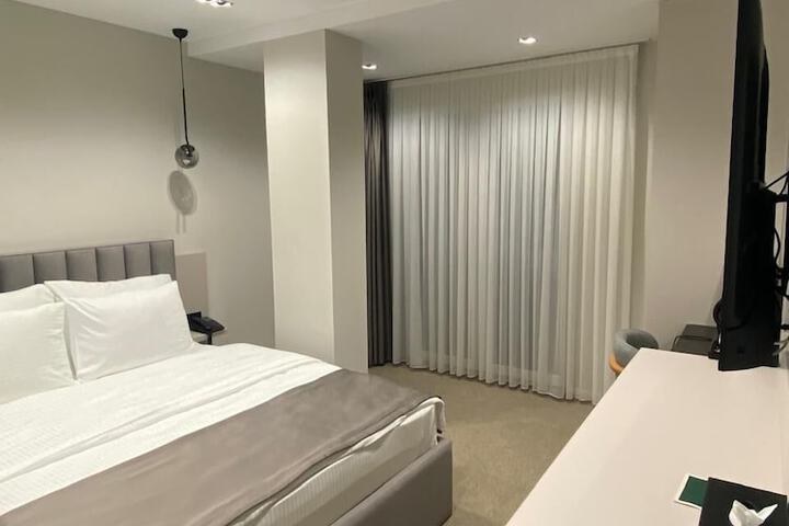 Room 8 of 9
