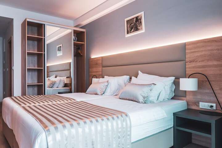 Room 7 of 27