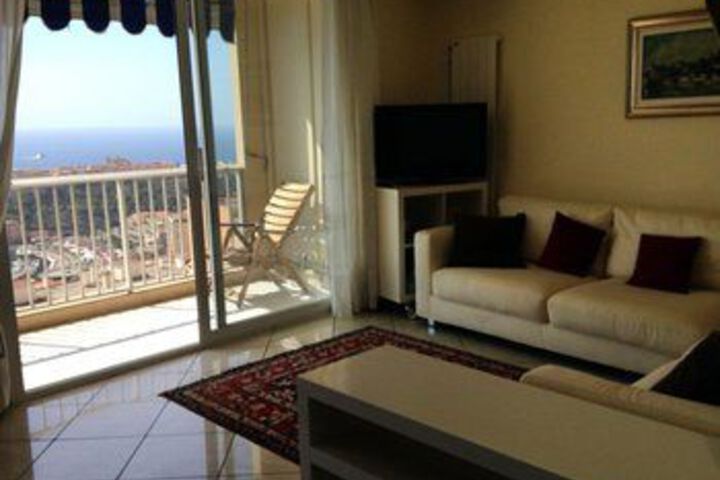 Lounge 10 of 28