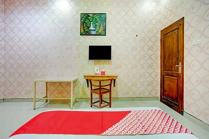 Room 4 of 9