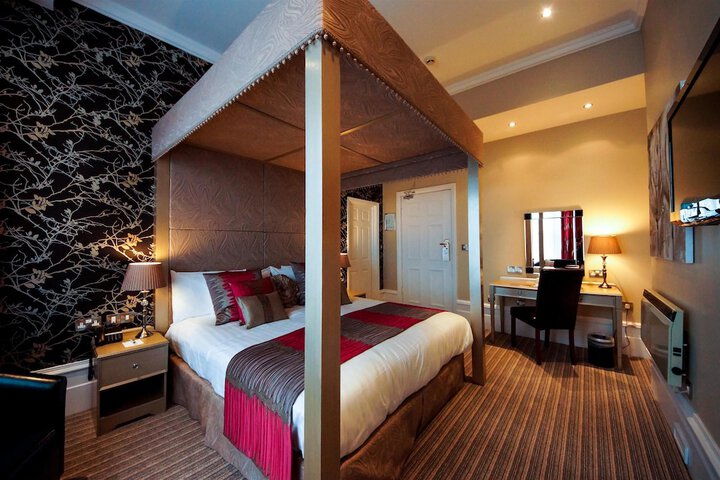 Room 4 of 73