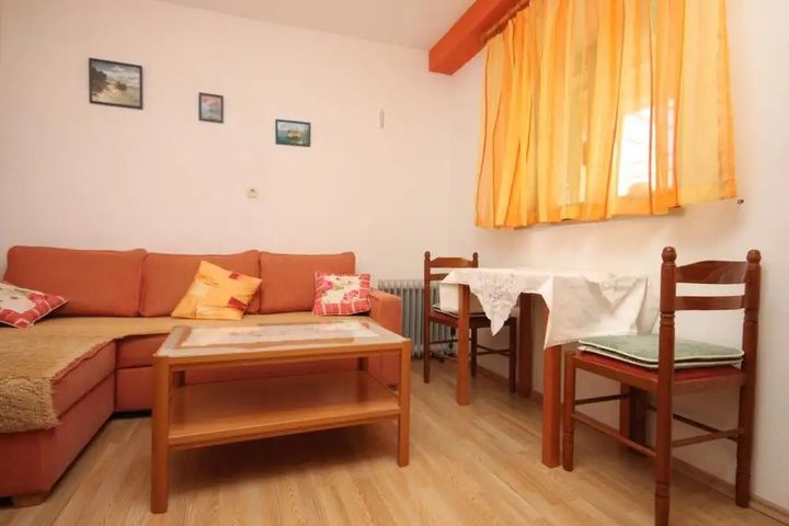 Room 5 of 18