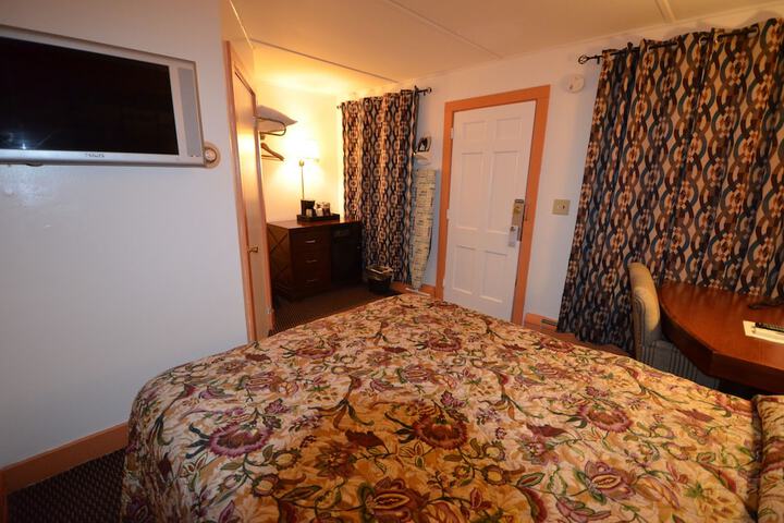 1 Queen Bed (16 of 30)
