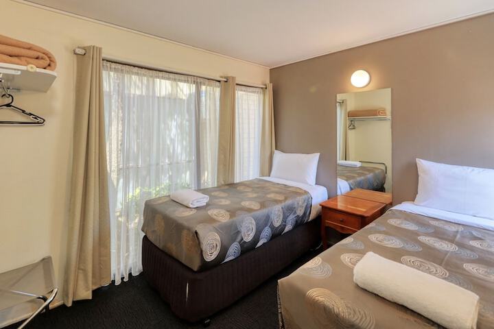 Room 6 of 28