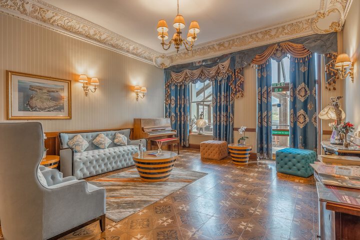 Entrance & Lobby