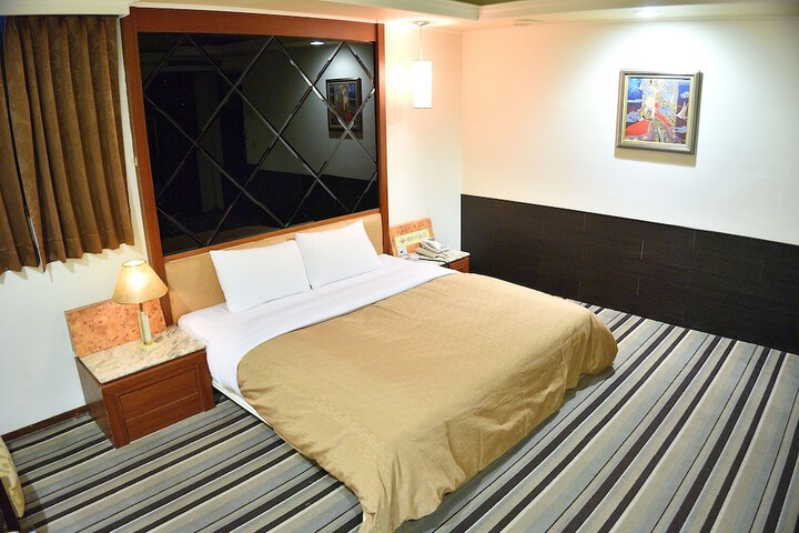 Room 6 of 33