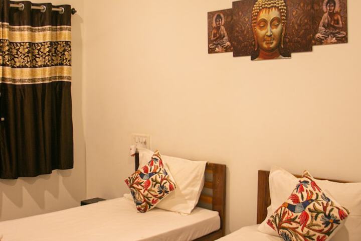 Room 12 of 27