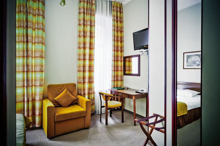 Room 6 of 34