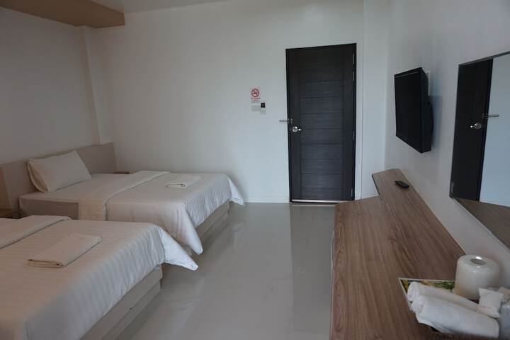 Room 10 of 28