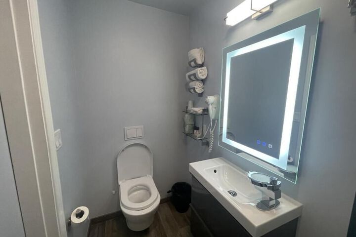 Single Room 1 Double Bed Shared Bathroom (17 of 19)