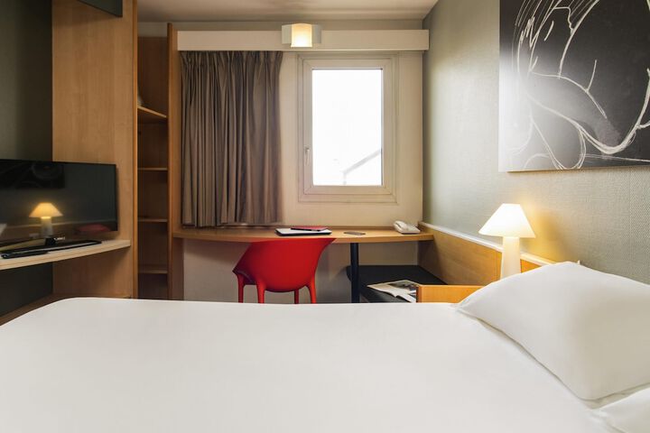 Room 6 of 28
