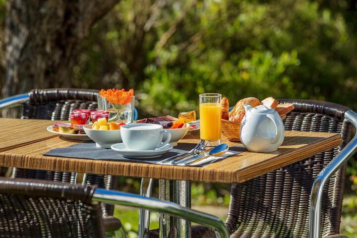 Breakfast/Coffee Service 24 of 36