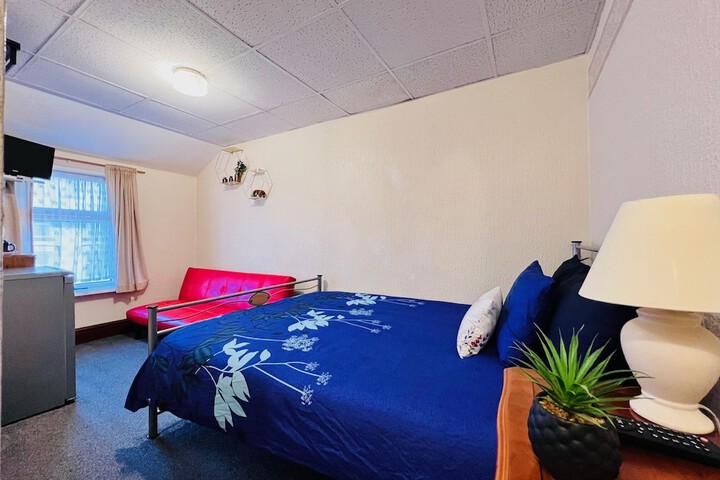 Room 9 of 37