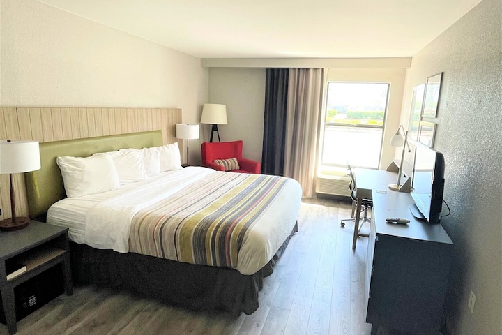 1 King Bed (6 of 20)