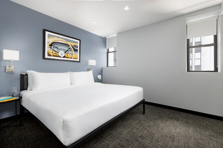 Deluxe Room 1 King Bed (3 of 12)