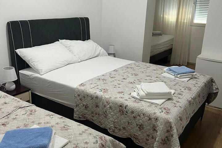 Room 4 of 10