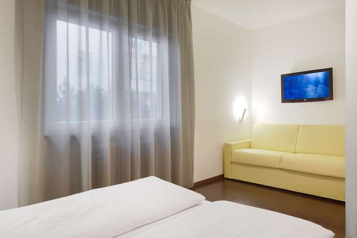 Room 16 of 28
