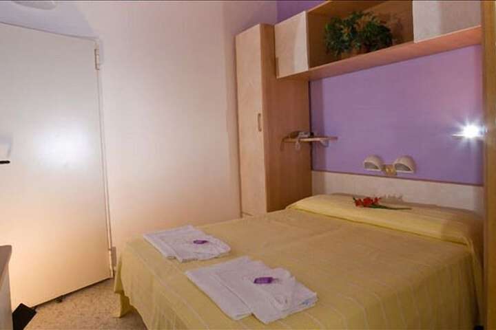 Room 6 of 32
