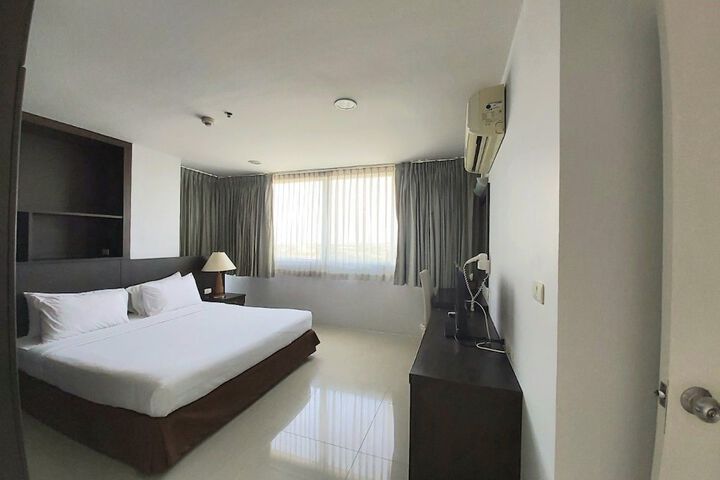 Room 6 of 32