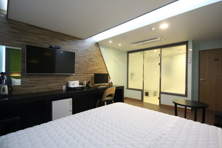 Room 9 of 43