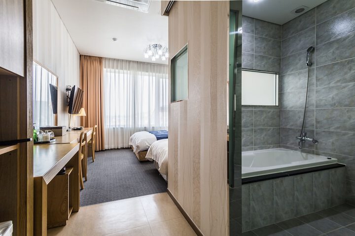 Room 18 of 117