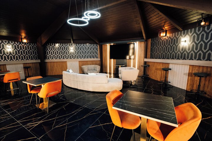 Lounge 84 of 94