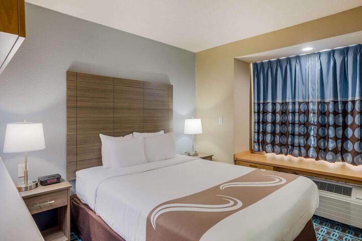 1 Queen Bed (8 of 28)