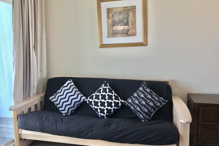 Value Room 1 Queen Bed (1 of 26)