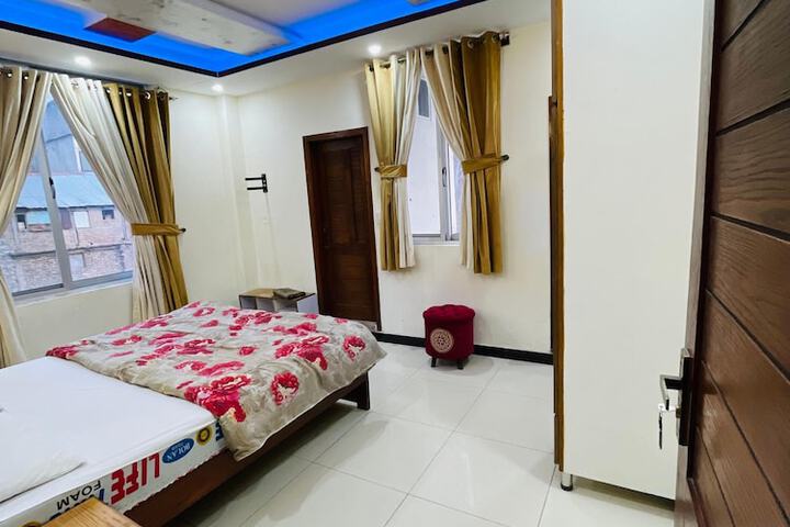 Room 4 of 20