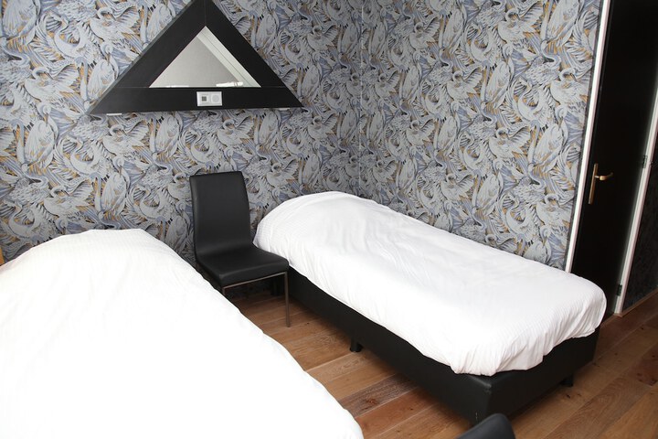 Room 2 of 39