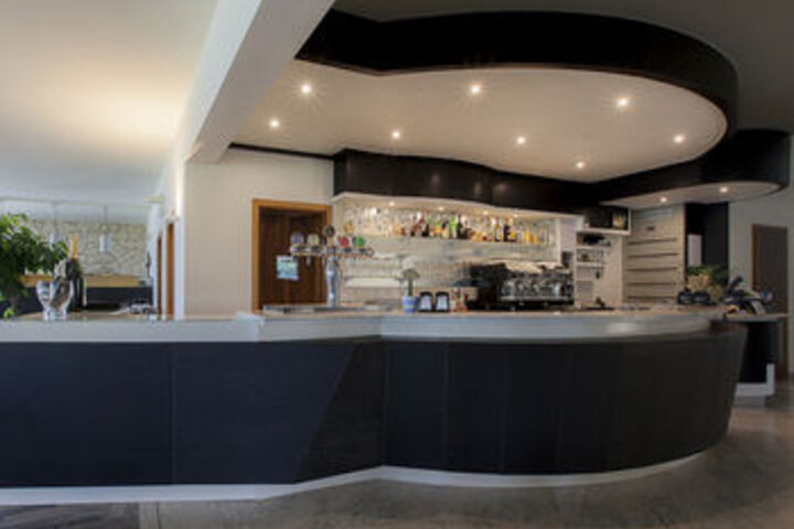 Lounge 9 of 20