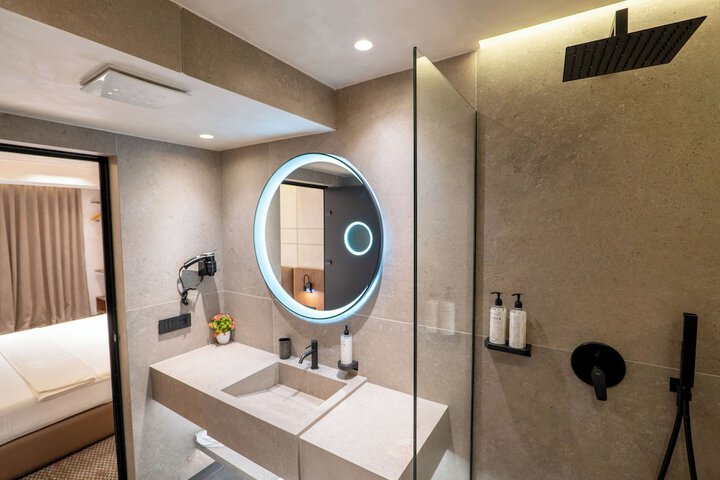 Room 104 of 125