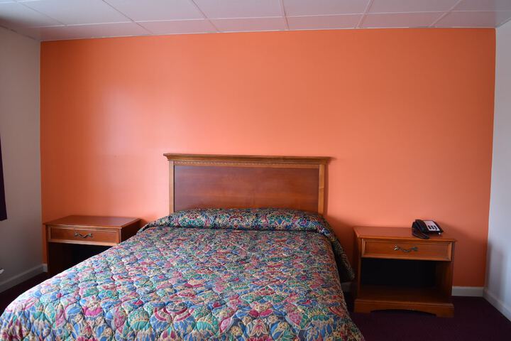 1 King Bed (2 of 4)
