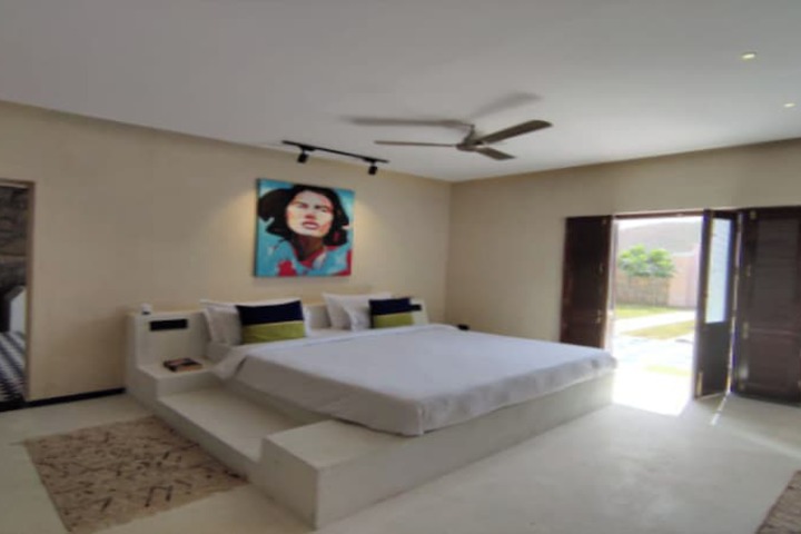 Room 13 of 38