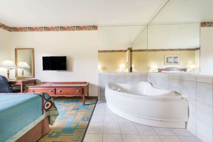 1 King Bed (5 of 10)