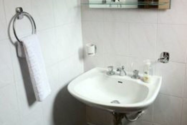 Room 6 of 18