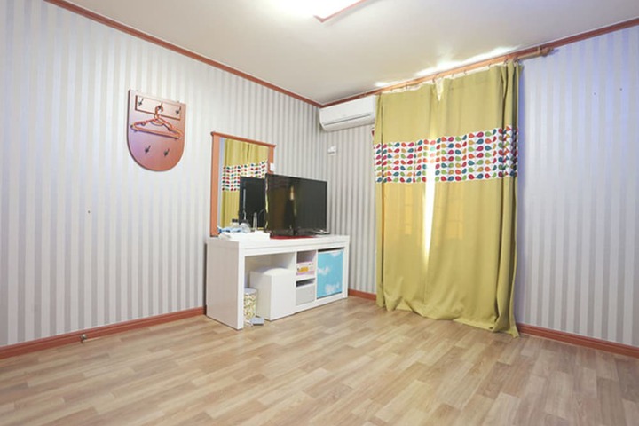 Room 7 of 28