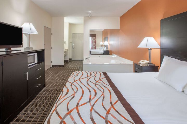 1 King Bed (4 of 8)