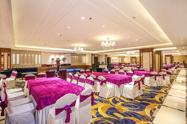 Ballroom/Hall 68 of 74