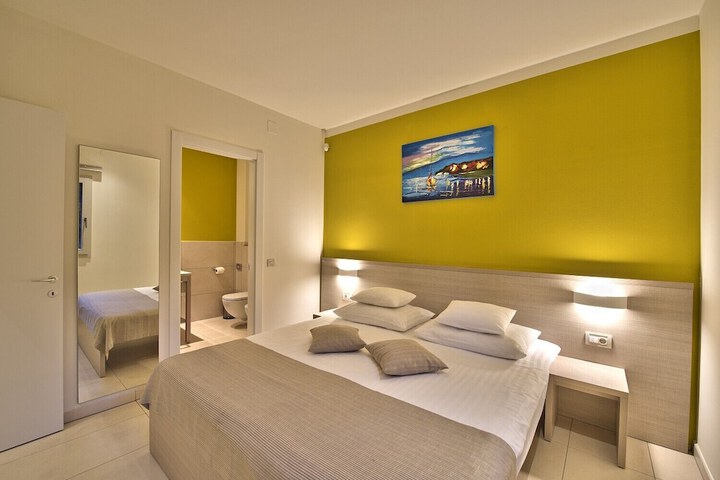 Room 15 of 104