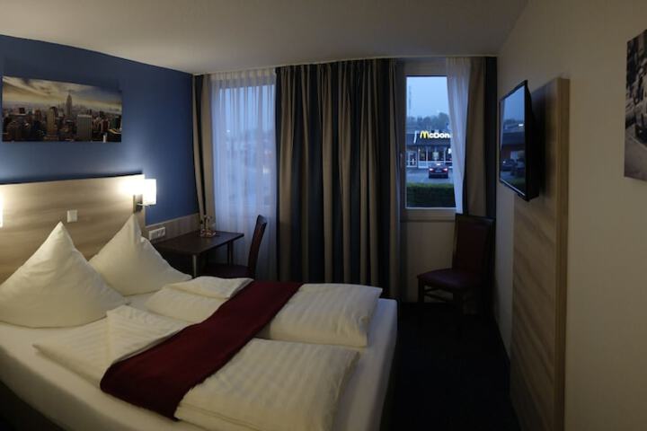 Room 13 of 40