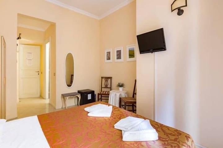 Room 5 of 14